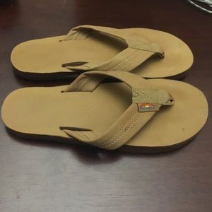 Rainbow size 6 tan sandals