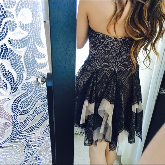 BCBGMAXAZRIA Norelle Strapless cocktail dress - Picture 4 of 4