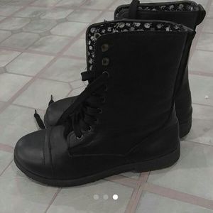 Combat boots