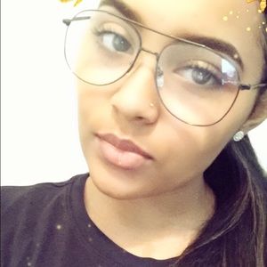 Meet your Posher, Alexia