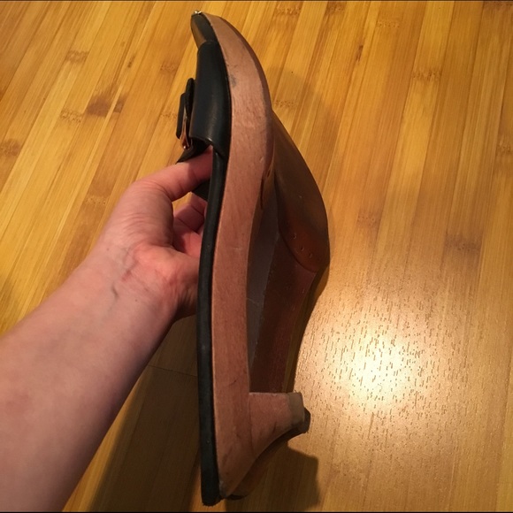 YVES SAINT LAURENT Leather Sandals. Kitten Heel- 8 - Picture 4 of 4