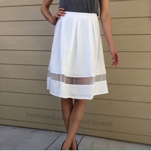 *LAST ONE! White skirt - Picture 2 of 3