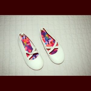 Toddler Girl Flat white shoes.
