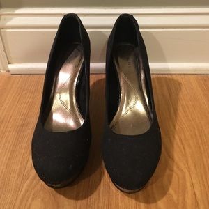 Tahari Sophia platform pump size 8