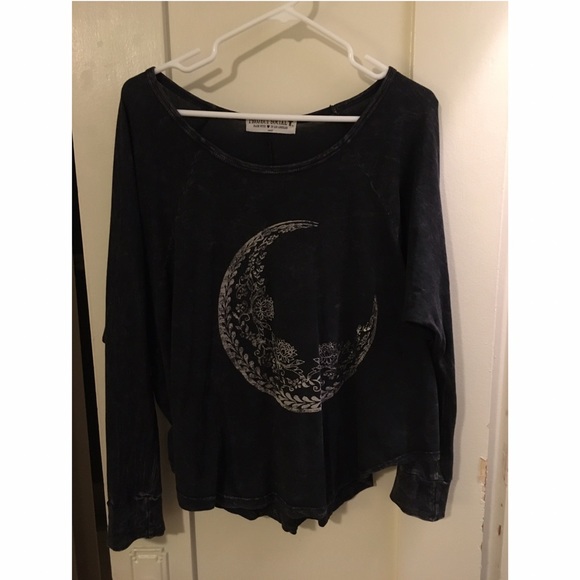 Super comfy long sleeve graphic tee