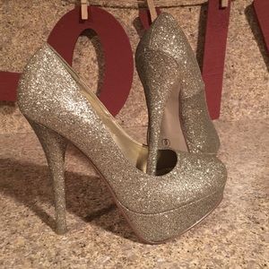 D gold glitter pumps