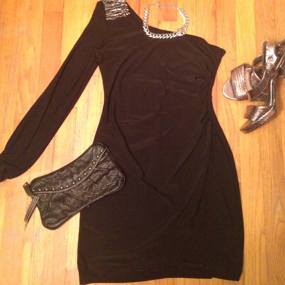 Half sleeveless little black dress