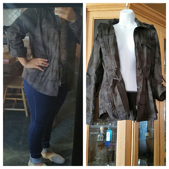 💜New Light Weight CAMOUFLAGED Utility jacket! - Picture 3 of 4