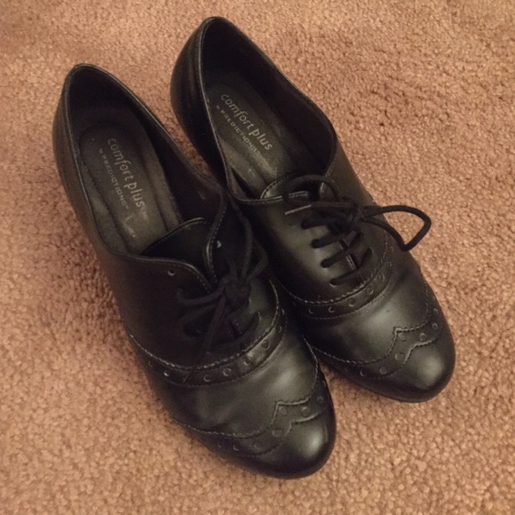 Black heeled oxfords