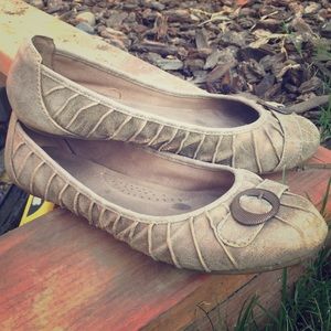 Cute, comfy flats for fall! 🍂