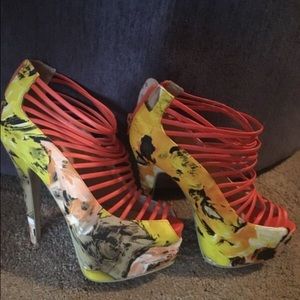 Cool flowered stilettos in great condition!