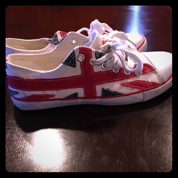 Delias brand size 6 Union Jack sneakers