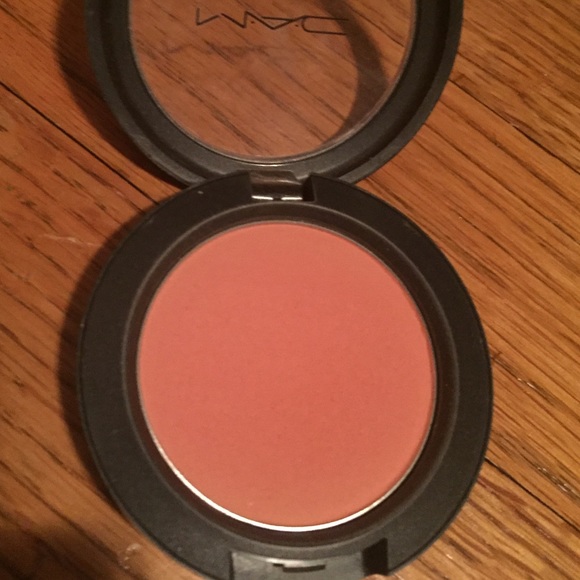 MAC sheer tone blush in peaches