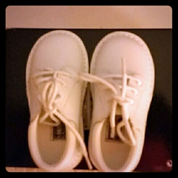 L'Amour white leather walking shoes