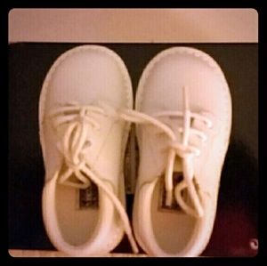 L'Amour white leather walking shoes