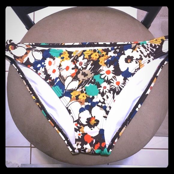 NWOT Victoria's Secret Swim Bottom medium