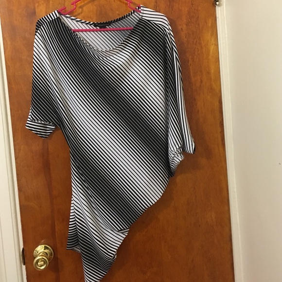 😎Black and white striped asymmetrical top😎