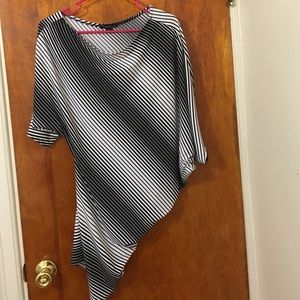 😎Black and white striped asymmetrical top😎