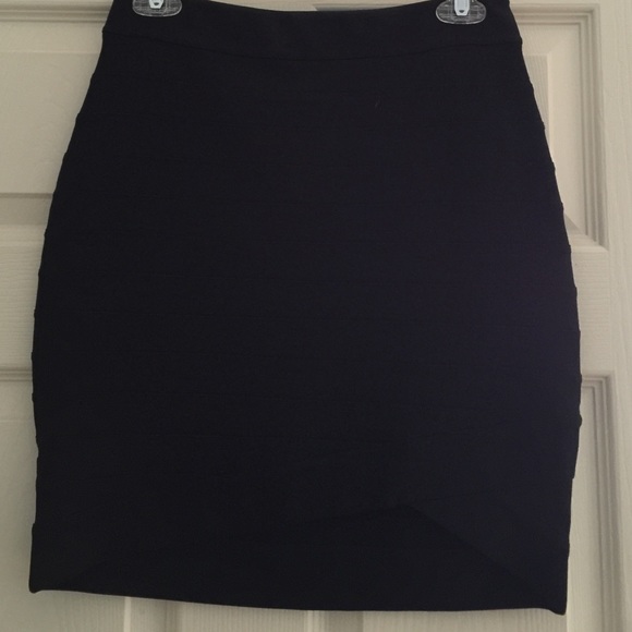 Express fitted skirt with small knee slit