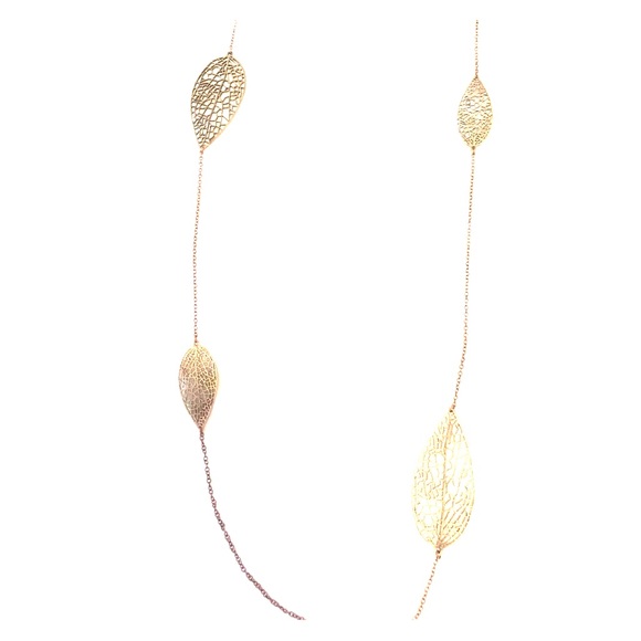 Long gold necklace with leaf interlays