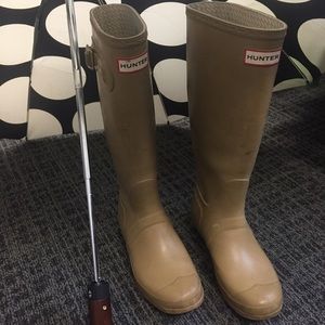 Tan matte tall Hunter rain boots ☔️️