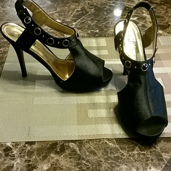 Size 8 heels Wild Rose brand