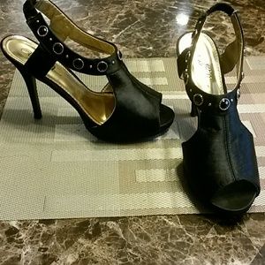 Size 8 heels Wild Rose brand