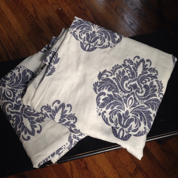 ❤️SALE❤️2 curtain panels- LIKE NEW- 52x82