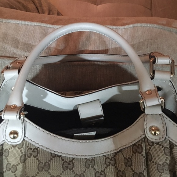 SOLD on 🅿️🅿️ Authentic large Gucci Sukey - Picture 2 of 4