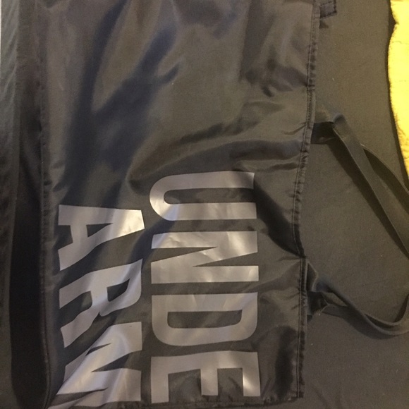 Like new under armour gym bag - Picture 2 of 4