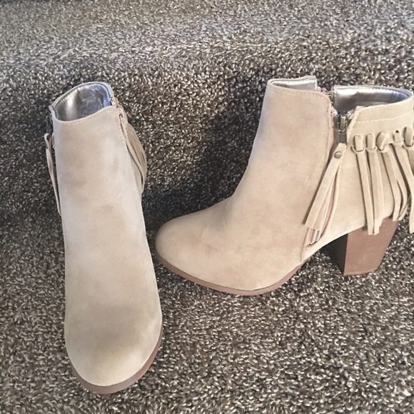 HPLadies suede heels back fringe booties. LAST - Picture 2 of 5