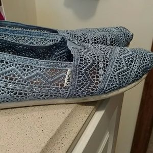TOMS - blue crochet