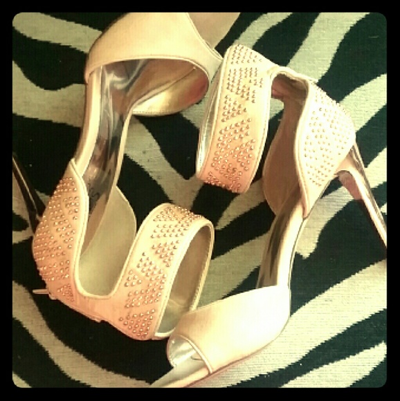 Beautiful 4" Carlos Santana heels