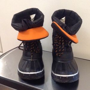 Zula boys snow boots size 2 worn one season