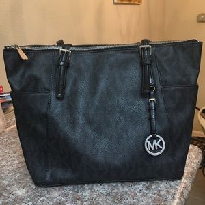 Black Michael Kors Jet Set East/West bag