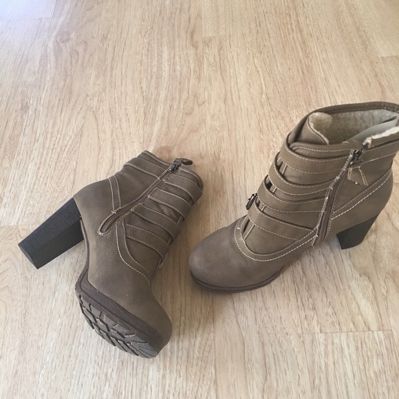 🎉HP🎉LAST ONE Ladies heels ankle boots. NIB - Picture 2 of 4