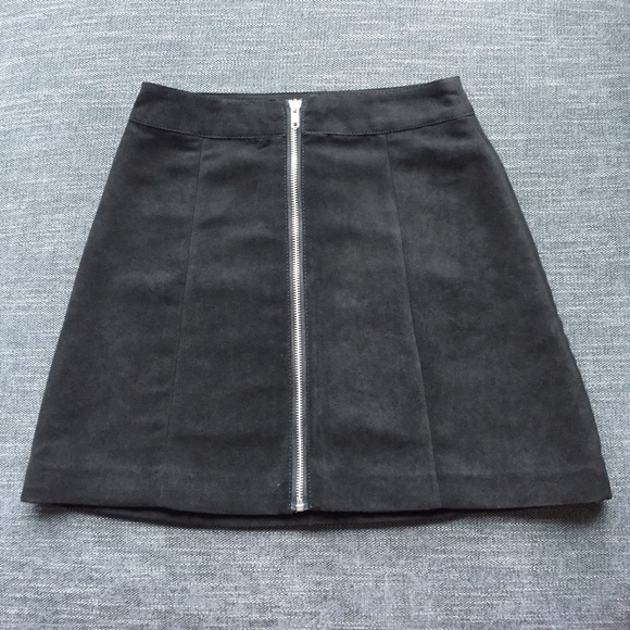Black faux suede high waisted skirt w zipper! ⚪️⚫️