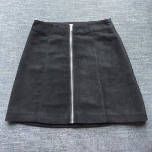 Black faux suede high waisted skirt w zipper! ⚪️⚫️
