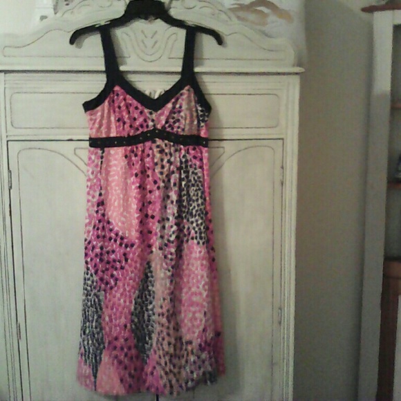 Dresses & Skirts - Beautiful pink, black, and coral midi dress