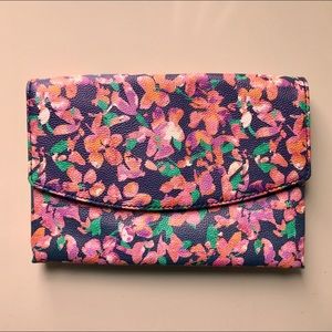 ANN TAYLOR FLORAL CLUTCH