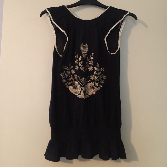 Black top with ivory floral embroidery on the back - Picture 4 of 4