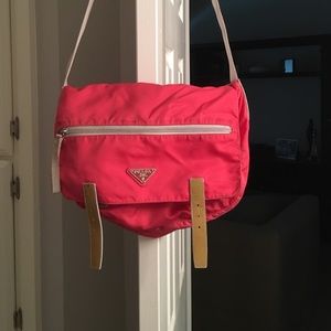 Prada magenta messenger bag!👜👛👜