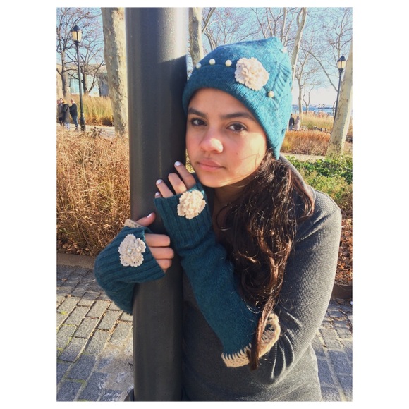 Emerald beanie & hand warmers - Picture 1 of 2