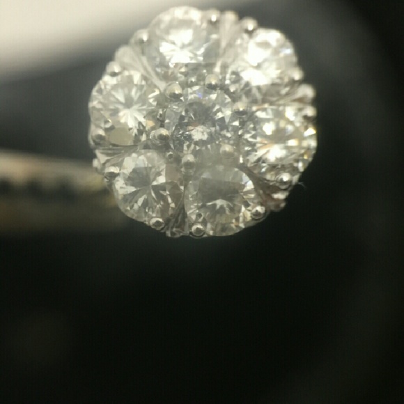 EXQUISITE WOMANS DIAMOND RING - Picture 2 of 4