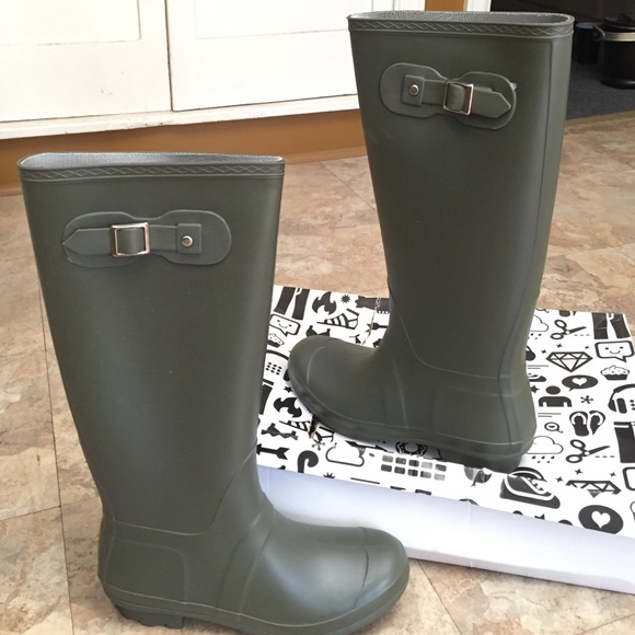 Charlotte Russe olive green rain boots