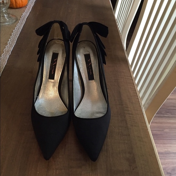 Black pumps