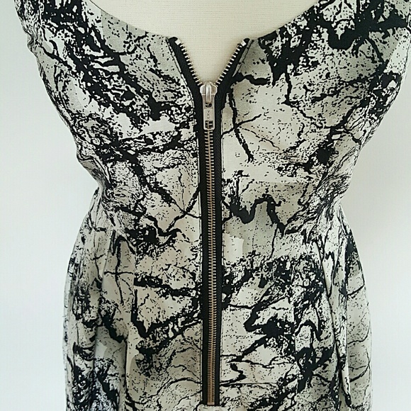 H&M Graphic Dress - Picture 2 of 3