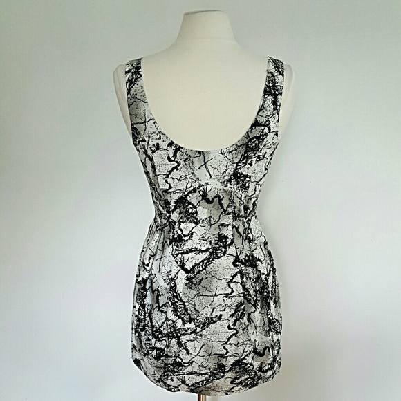 H&M Graphic Dress - Picture 3 of 3