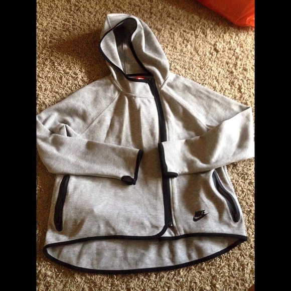 NIKE TECH FLEECE CAPE