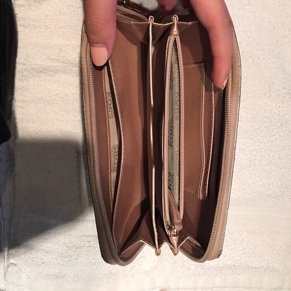 Authentic Michael Kors Wallet Wristlet - Picture 2 of 3